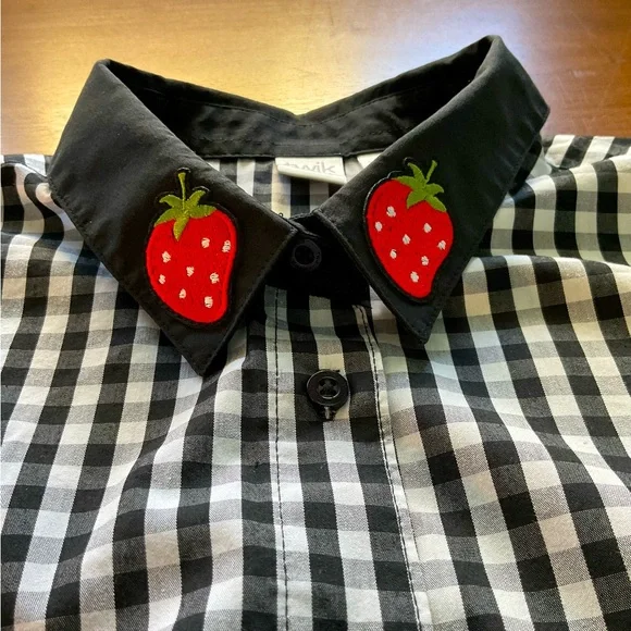 Strawberry Sleeveless Blouse - Picture 4 of 4